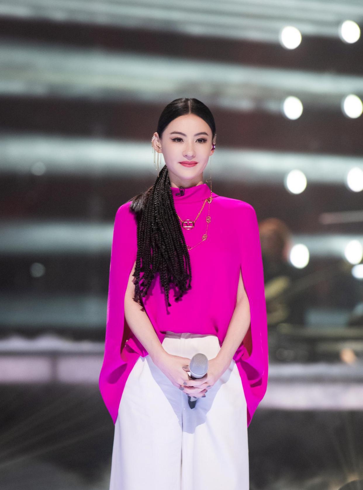 新造型|张柏芝新造型被赞！衬衣腋下被剪了两刀，不仅不难看，还很有潮范