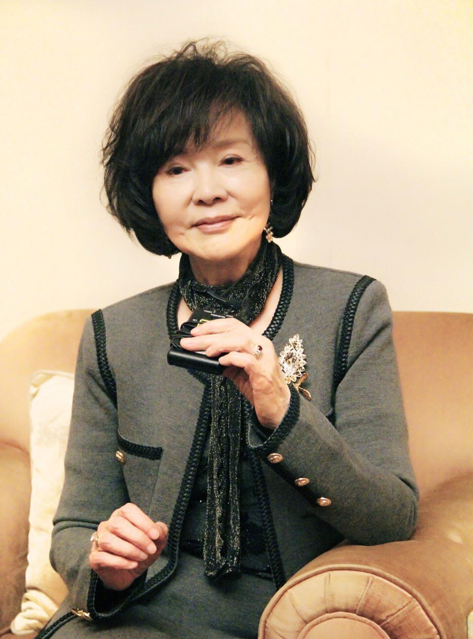 显得|75岁归亚蕾灰色套装配短发，优雅端庄！衬衫搭阔腿裤，气质又减龄