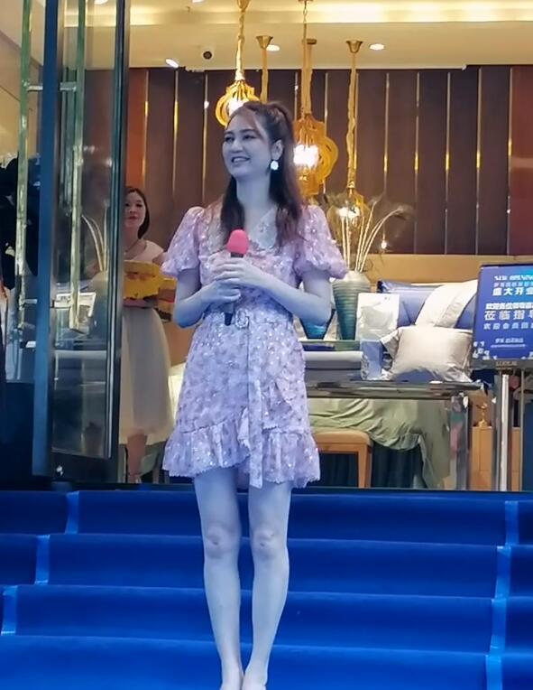 洪欣|洪欣中秋前夕忙捞金，穿粉短裙站店门口好风光，50岁还是少女身材