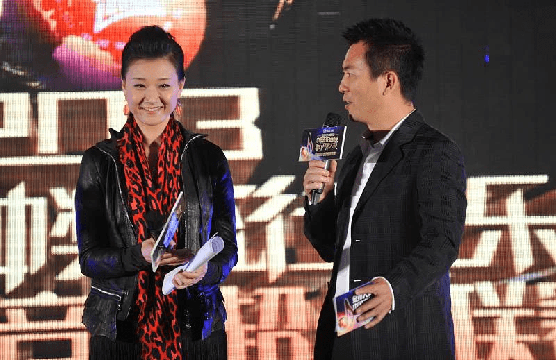 宋祖|54岁宋祖英美得大气,“大背头”配皮衣时髦有范,气质太绝了