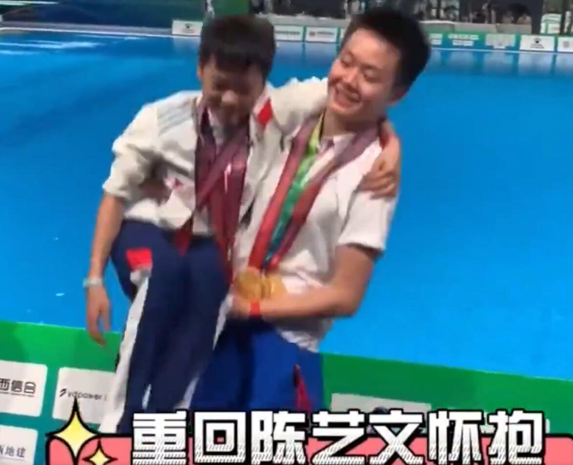 瞬间|小团宠全红婵太火！多位奥运冠军熊抱要合影，与朱婷两度上演最萌身高差