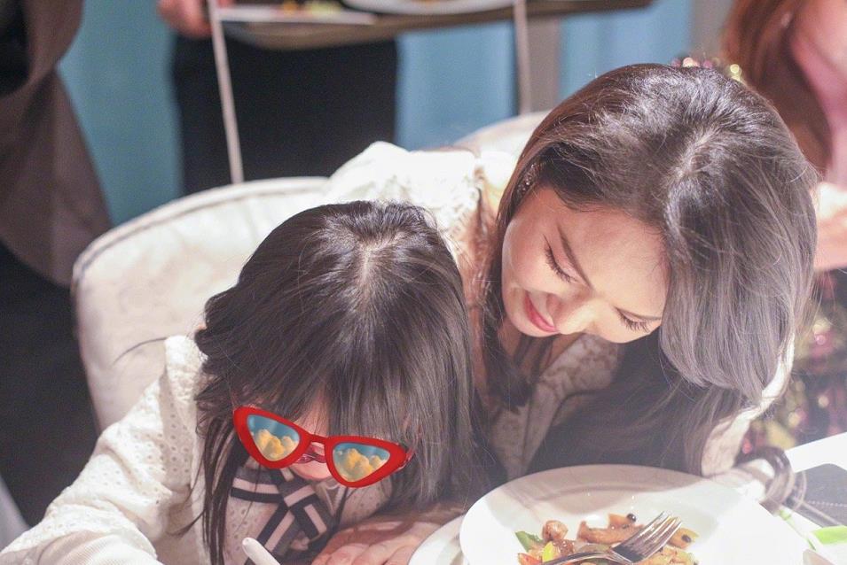 发型|伊能静庆生老公女儿都出镜！穿白蕾丝裙有少女感，占c位气场强大