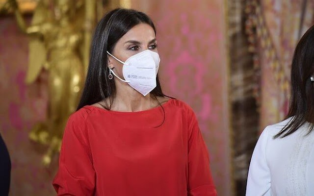 身材|西班牙王后真会穿衣！酒红色连衣裙难掩身材曲线，女人看了都羡慕