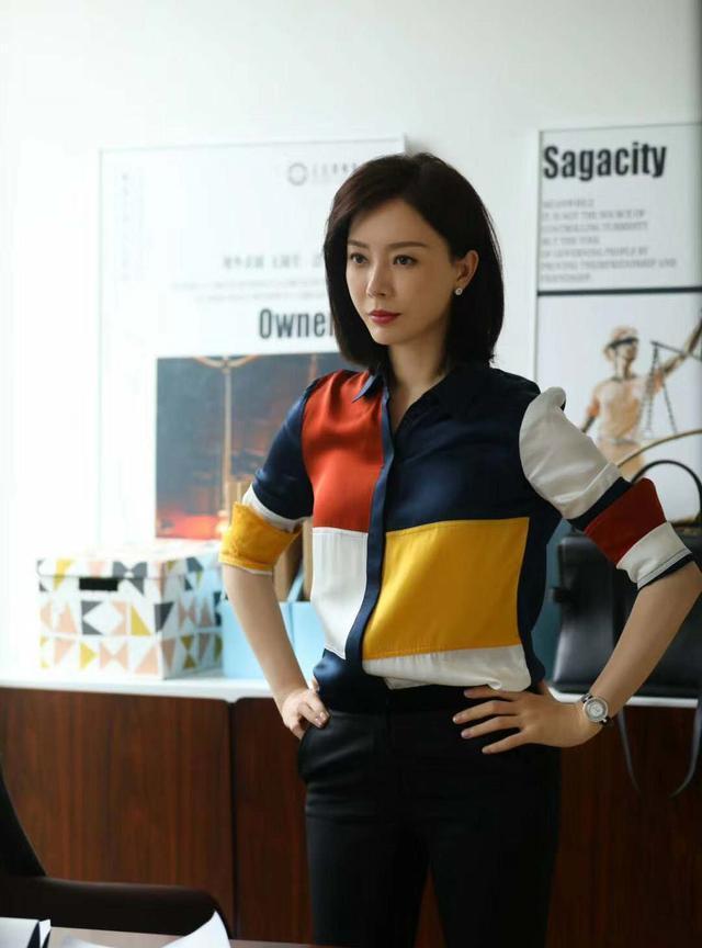 真丝|穿搭:陈数新剧演律师,衬衫+西裤又飒又美,但给人感觉太刻板