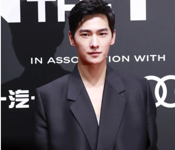 男星|GQ盛典男星比帅：李易峰蔡徐坤抗住魔鬼打光，杨洋出场牌面大