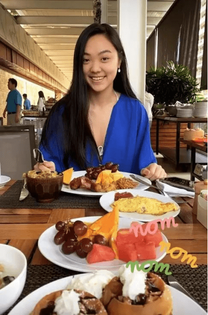 超越|李连杰女儿衣品不错,长相气质都不差,但感觉还是没超越妈妈利智