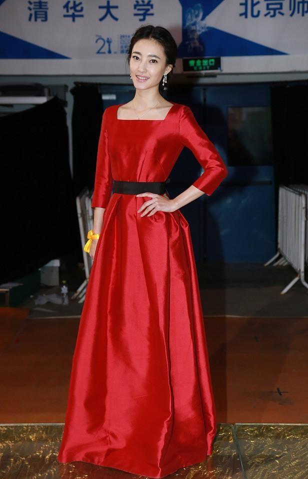 卫衣|王丽坤真是长了张“妲己脸”，淡妆看着真妩媚，但坐姿挺端庄的