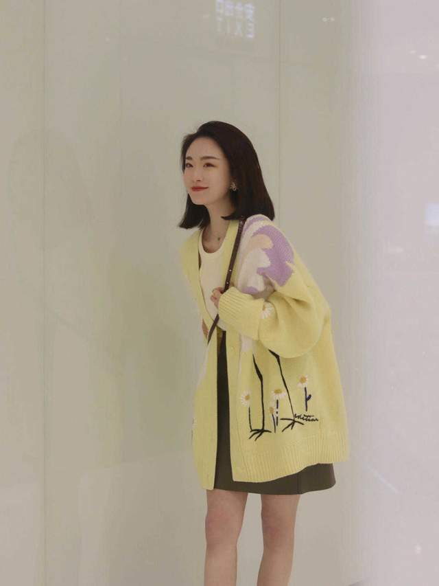 显得|秋季，针织衫怎么穿才高级？搭配半身裙或牛仔裤优雅洋气，超好看