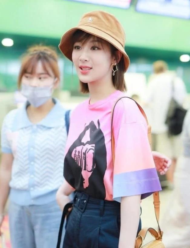 成一位|杨紫觉得裤子太普通,在裤腿上打了个结,显腿长的效果太明显