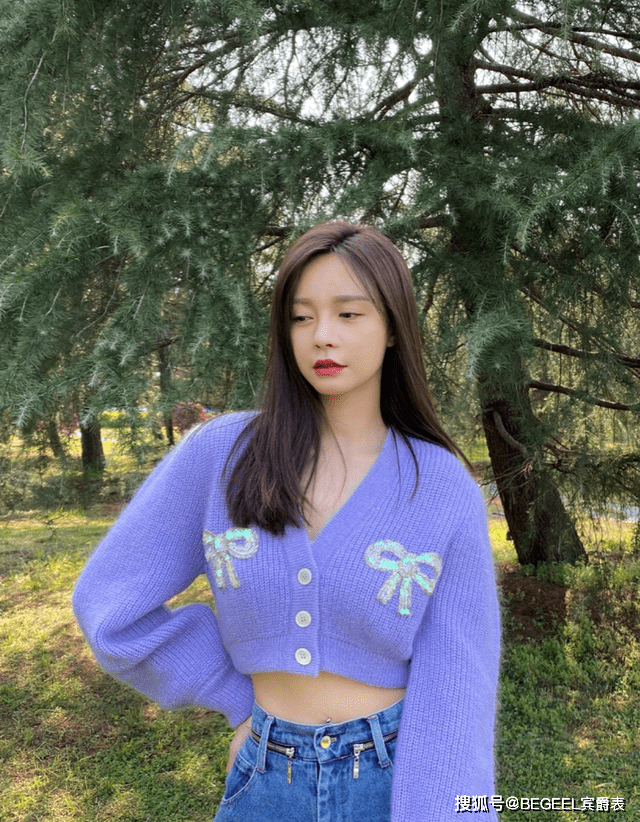 颜色|秋天做个温柔的女人,针织衫这样穿,保暖舒适又显气质