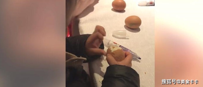 家长|儿子上幼儿园亲子课，结果把涂鸦的鸡蛋给吃了，网友：太饿了