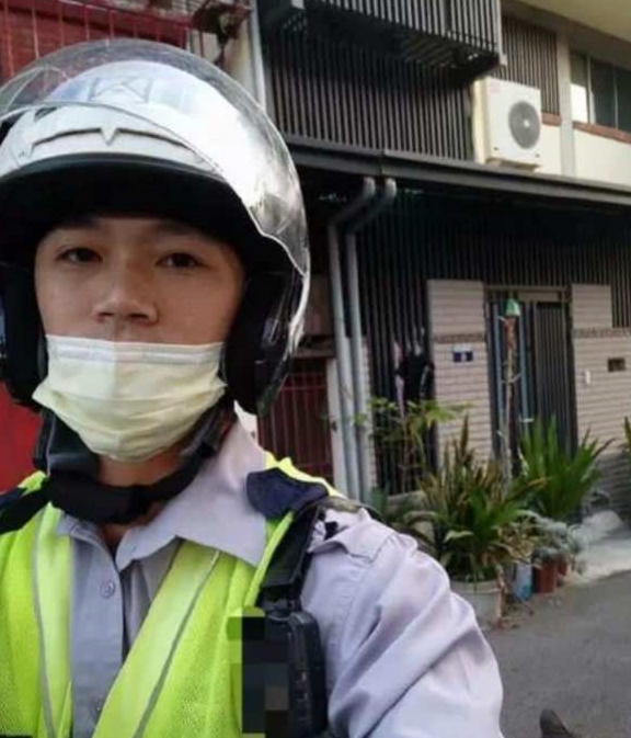 猫咪狸花猫霸占了警察叔叔的坐骑，因妨碍公务被“带回警局拘留”了