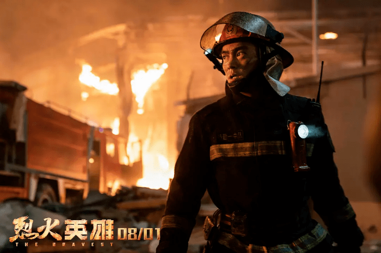 国产|中秋档扛靶子扑了?两天仅收5500万被打一星的朱一龙灾难新片,真有那么"灾难"吗