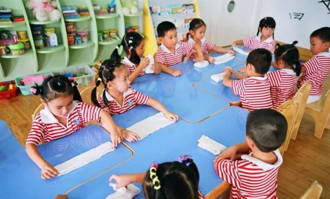 经济|为防幼儿园老师探查家庭情况，宝妈剪掉孩子衣服标签，有必要吗？