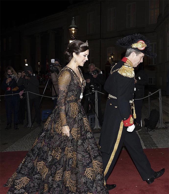 王储|丹麦王储妃再穿11年前旧裙，改造一下显瘦又显高，换个发型更美！