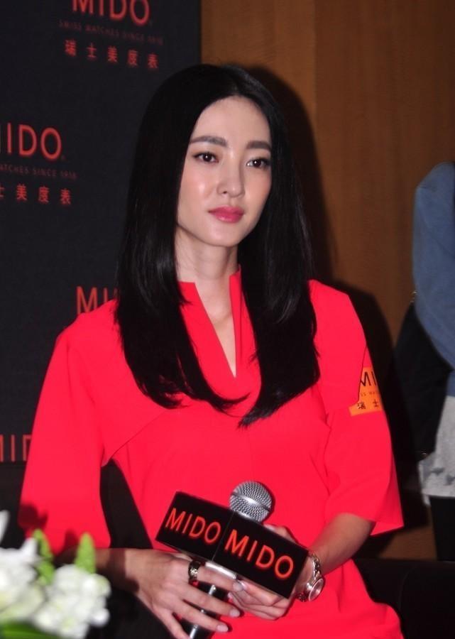 卫衣|王丽坤真是长了张“妲己脸”，淡妆看着真妩媚，但坐姿挺端庄的