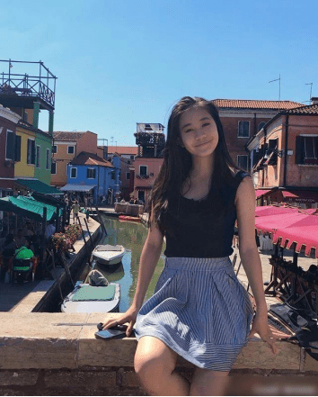 超越|李连杰女儿衣品不错,长相气质都不差,但感觉还是没超越妈妈利智