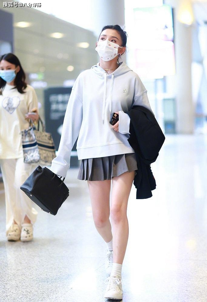 卫衣|谭松韵才是小个子穿衣模板，蓝色卫衣搭配运动裤，保暖舒适又时髦