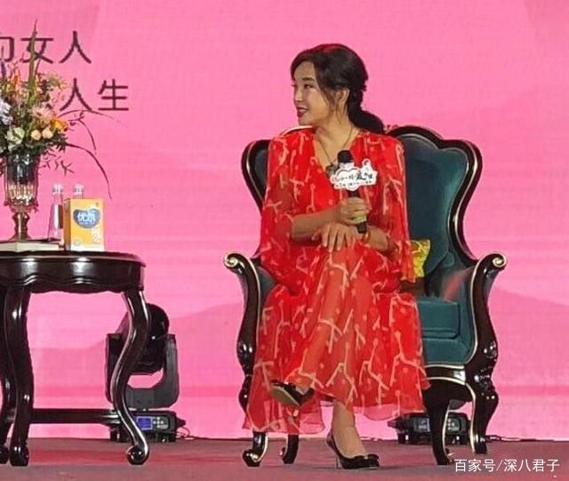 田华|刘晓庆在后台与田华合影,脸松垮气色憔悴,穿裙子只敢踩平底鞋!