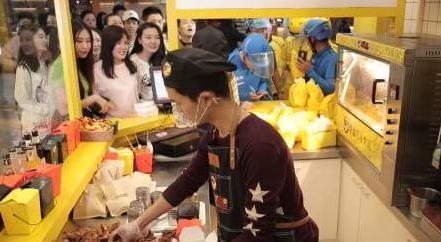 包子|这家店的手撕鸡架搭配绿豆汤，不油腻，食客的早餐新搭配