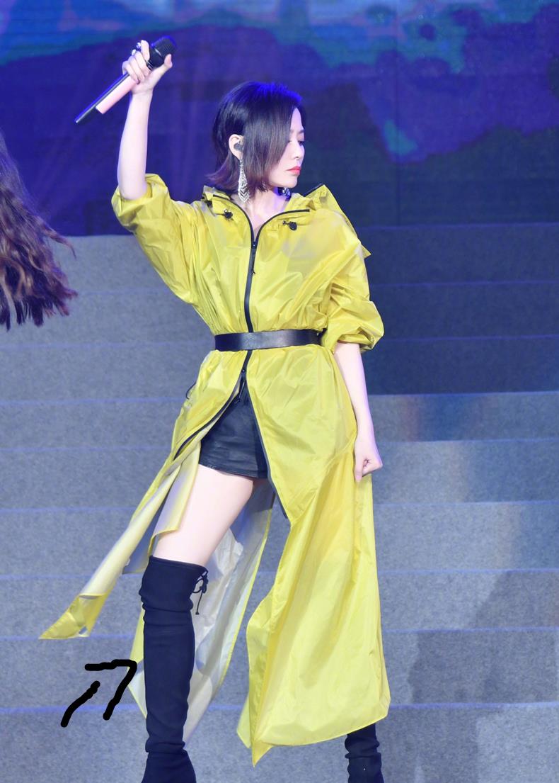 个性|“液体裤”早就过气了!现在流行张靓颖的“液体裙”,谁穿谁好看