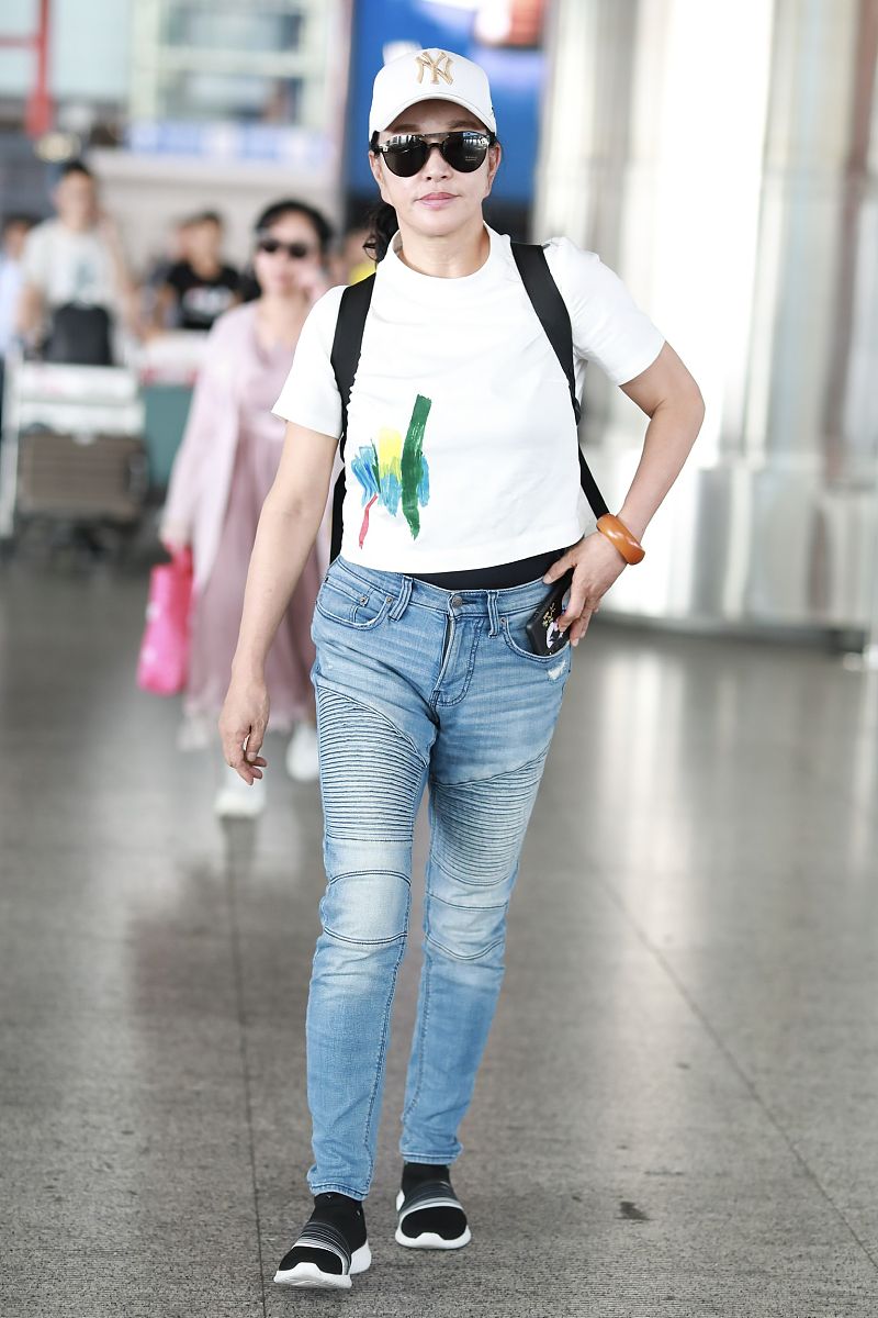 小陈|刘晓庆真敢穿,露脐T恤配牛仔裤经典又时髦,哪像64岁老年人