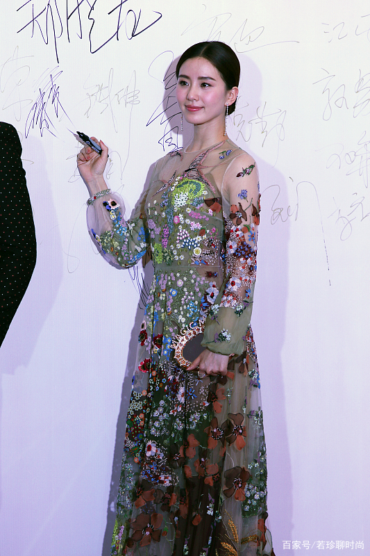 颜色|刘诗诗真是什么妆都敢化，口红颜色深到发紫，看着还有点妖