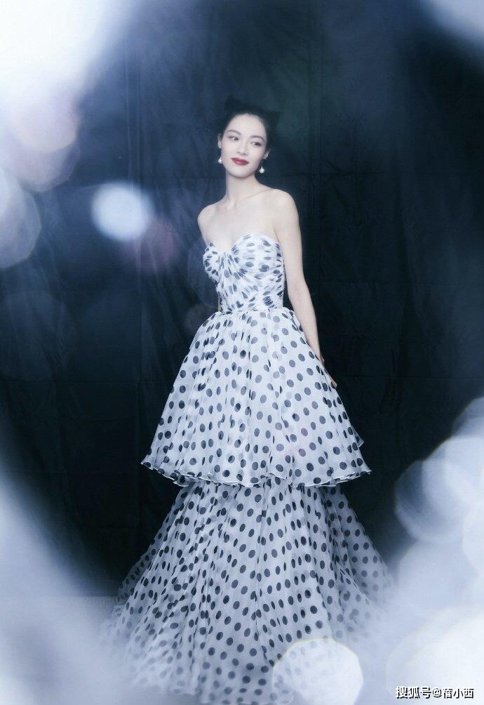 黑色|赵露思如此低调!看完了她的机场穿搭,你才会惊呼黑白配真高级