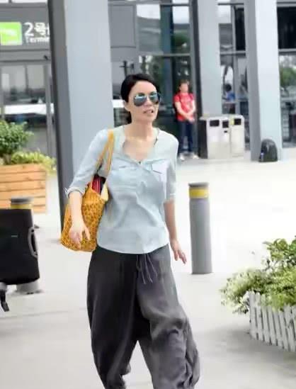 黑色|王菲的时尚太难懂！蓝衬衣配灯笼裤背黄色编织包，与农村大妈无异