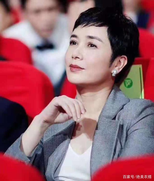 黑色|蒋雯丽穿西装霸气亮相,气场强大无人敢惹,脖子颈纹看着像50
