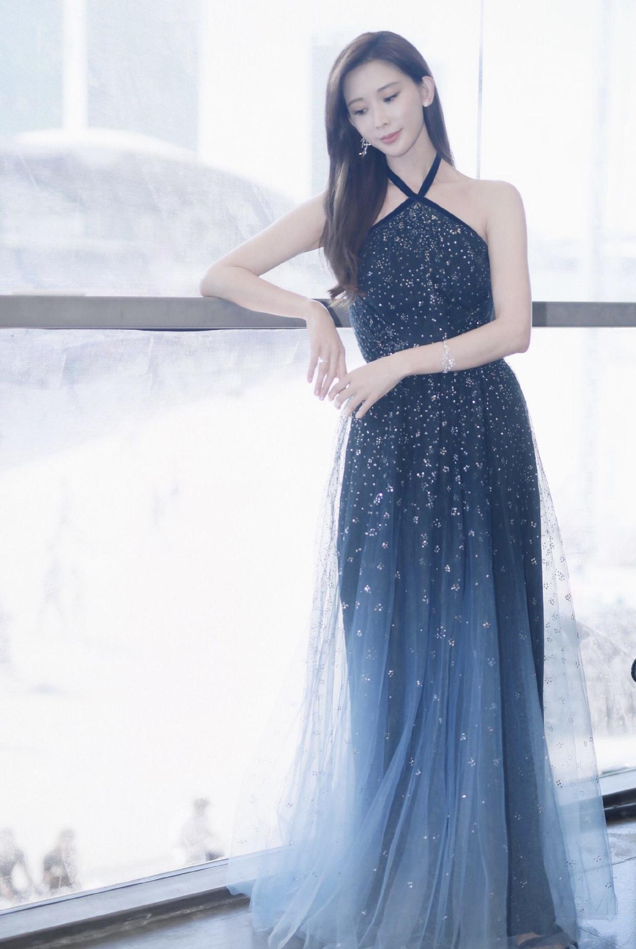 仙女|46岁林志玲魅力不减，穿一袭红色薄纱连衣裙高级减龄，气色超好