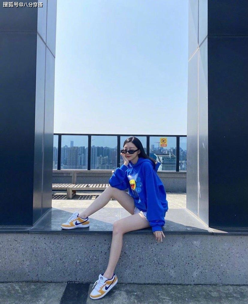 卫衣|谭松韵才是小个子穿衣模板，蓝色卫衣搭配运动裤，保暖舒适又时髦