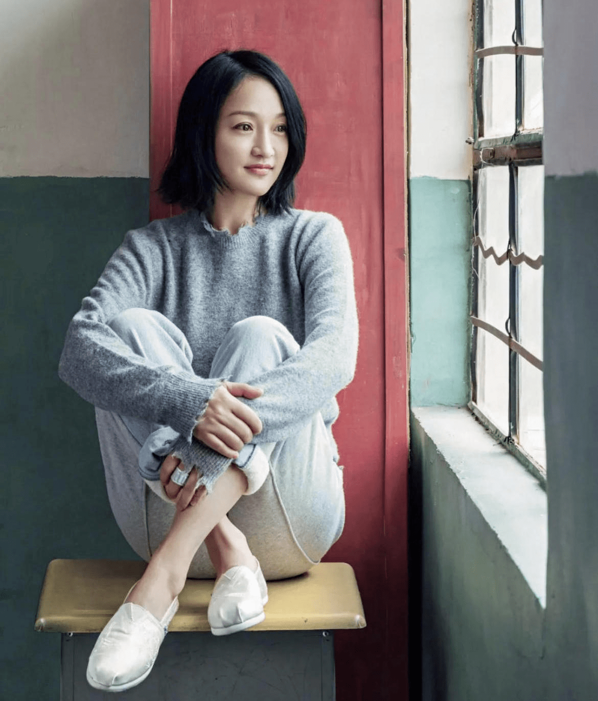 黑色|周迅随便穿穿都有好气质,一身黑色穿搭时髦高级,低调优雅