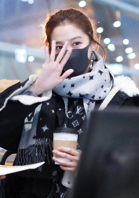 上装|关晓彤穿了件黑色棉服配围巾，穿休闲裤露脚踝，没有认真过冬！