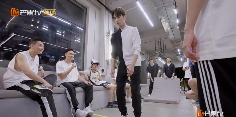 布瑞吉|《披荆斩棘的哥哥》绝活交流大会，陈小春剪发但没完全剪笑翻众人