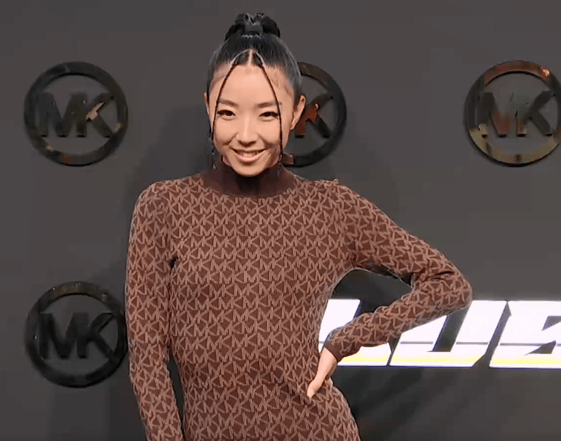 吊带|时尚红毯争艳：高圆圆露背吊带，宋祖儿高马尾，王菲菲高开叉豹纹