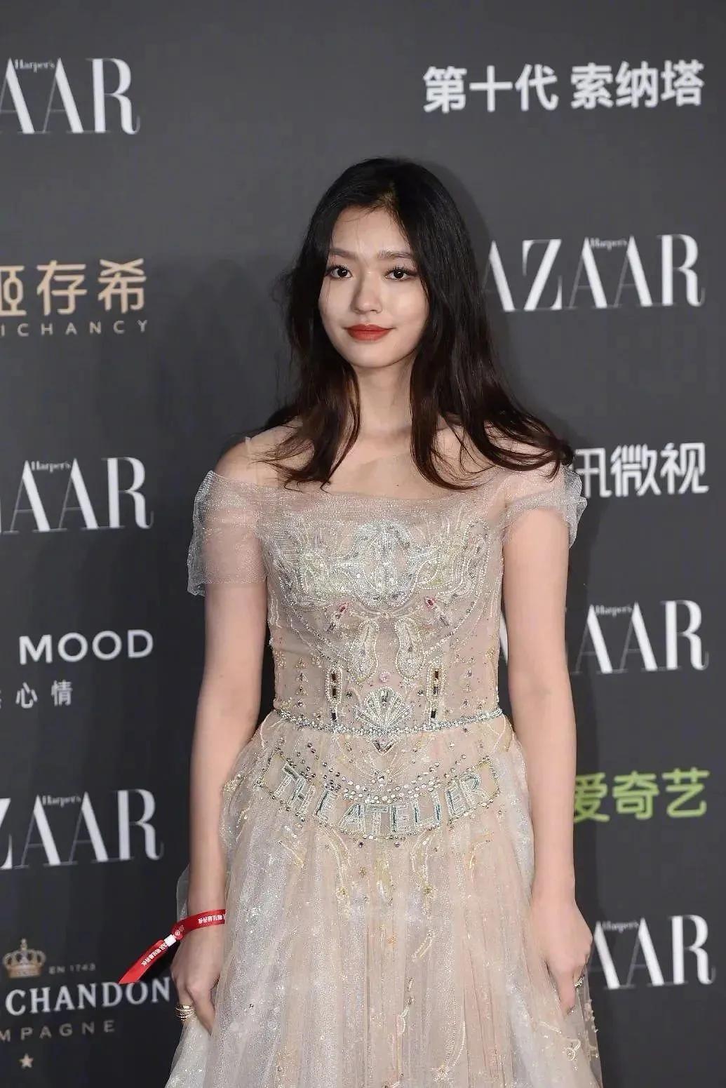 林允|林允近期爆照让人太意外了！她这算成功触底反弹了吗？