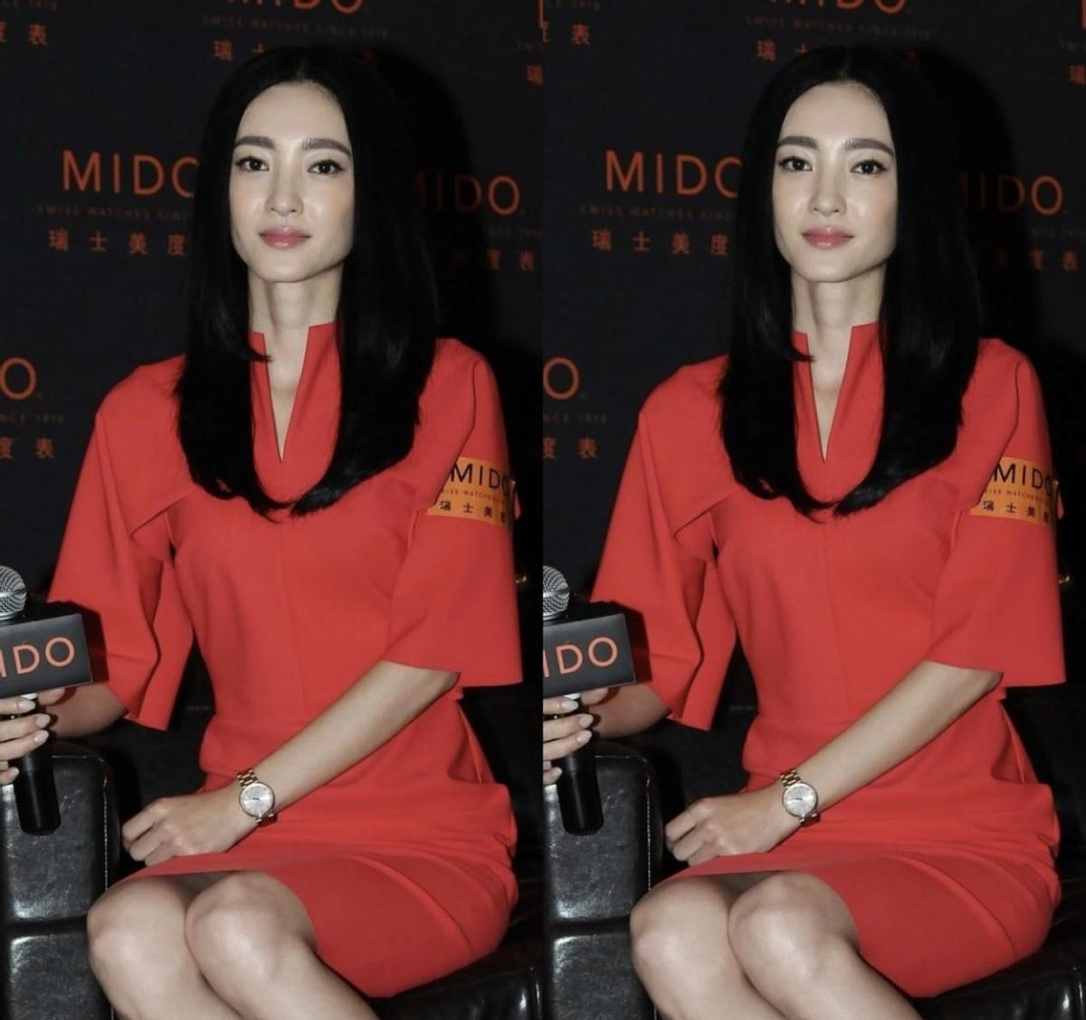 卫衣|王丽坤真是长了张“妲己脸”，淡妆看着真妩媚，但坐姿挺端庄的