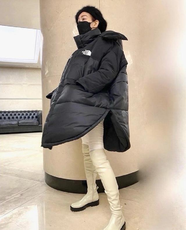 下半身|郑秀文秀恩爱！穿羽绒服配休闲裤挽老公胳膊逛街，低头说话太甜蜜