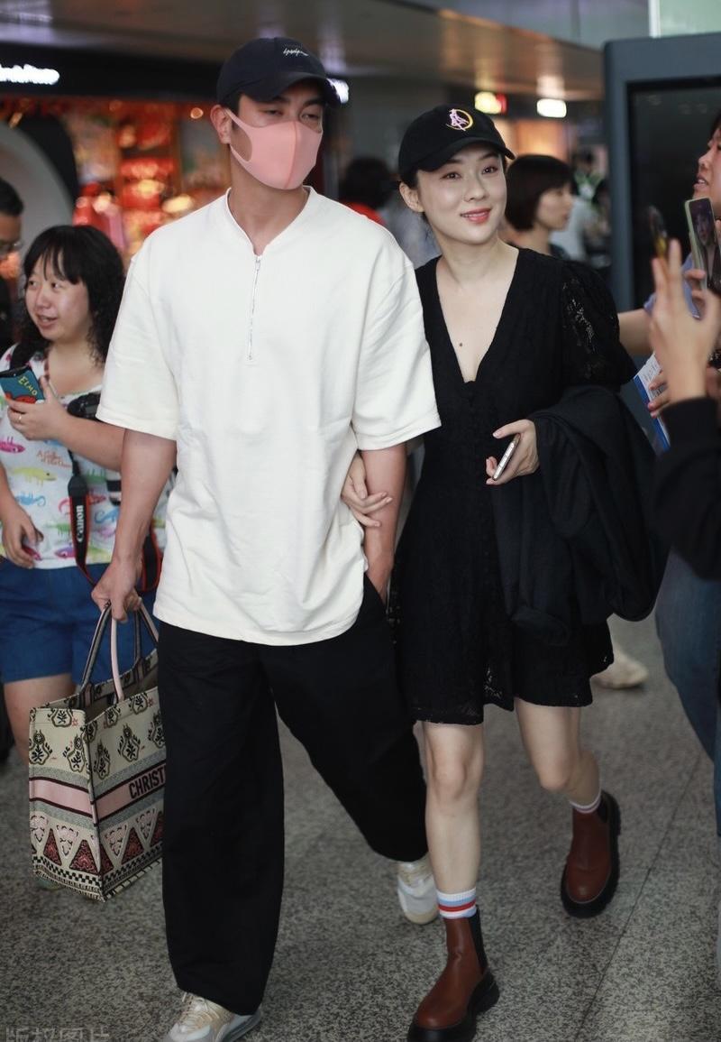 计划|霍思燕杜江恩爱同框，她穿一袭黑色V领连衣裙减龄俏皮，成熟优雅
