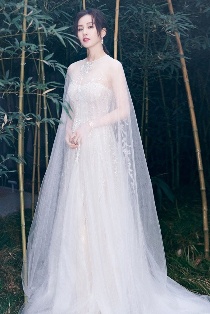 鱼尾|刘诗诗美得不敢认，一袭鱼尾裙秀勾勒超绝身材，画桃色眼影比花娇