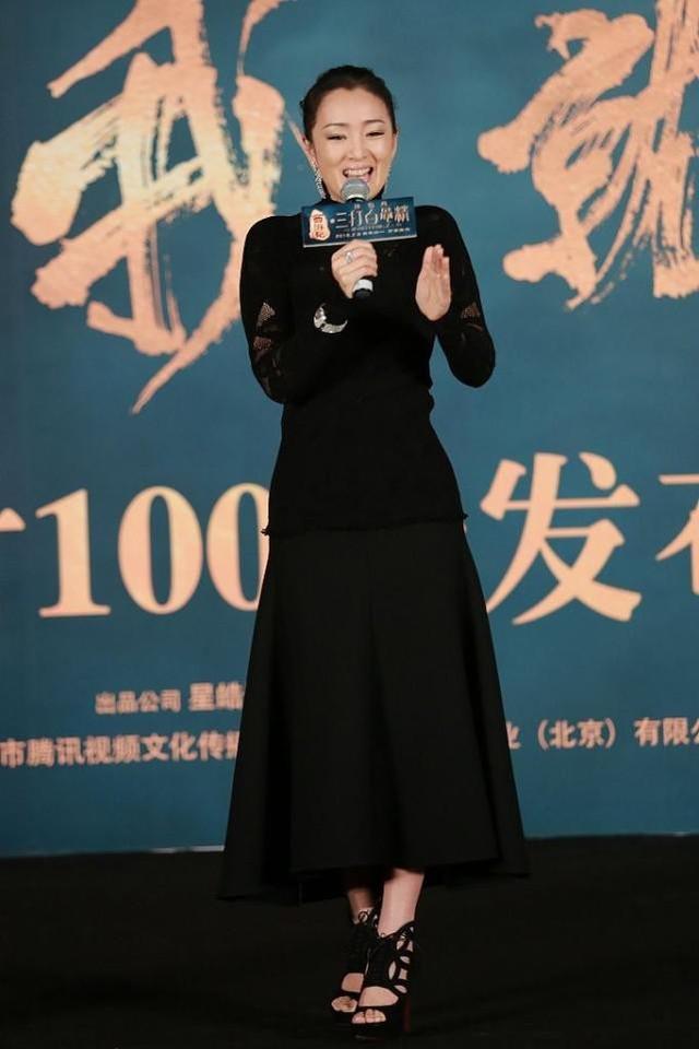 黑色|巩俐身材虽然丰满，可是穿抹胸裙仍担心挂不住，用绑带连接挺高明