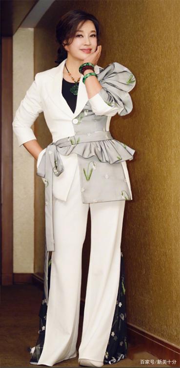 喇叭裤|刘晓庆真敢穿！如此浮夸的西装一般人都不敢尝试，她却穿出艺术感