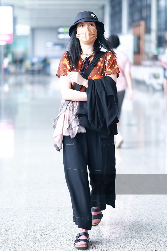 视觉|周迅带火了“不羁风”,阔腿裤配拖鞋看似邋遢,实则随性又时髦