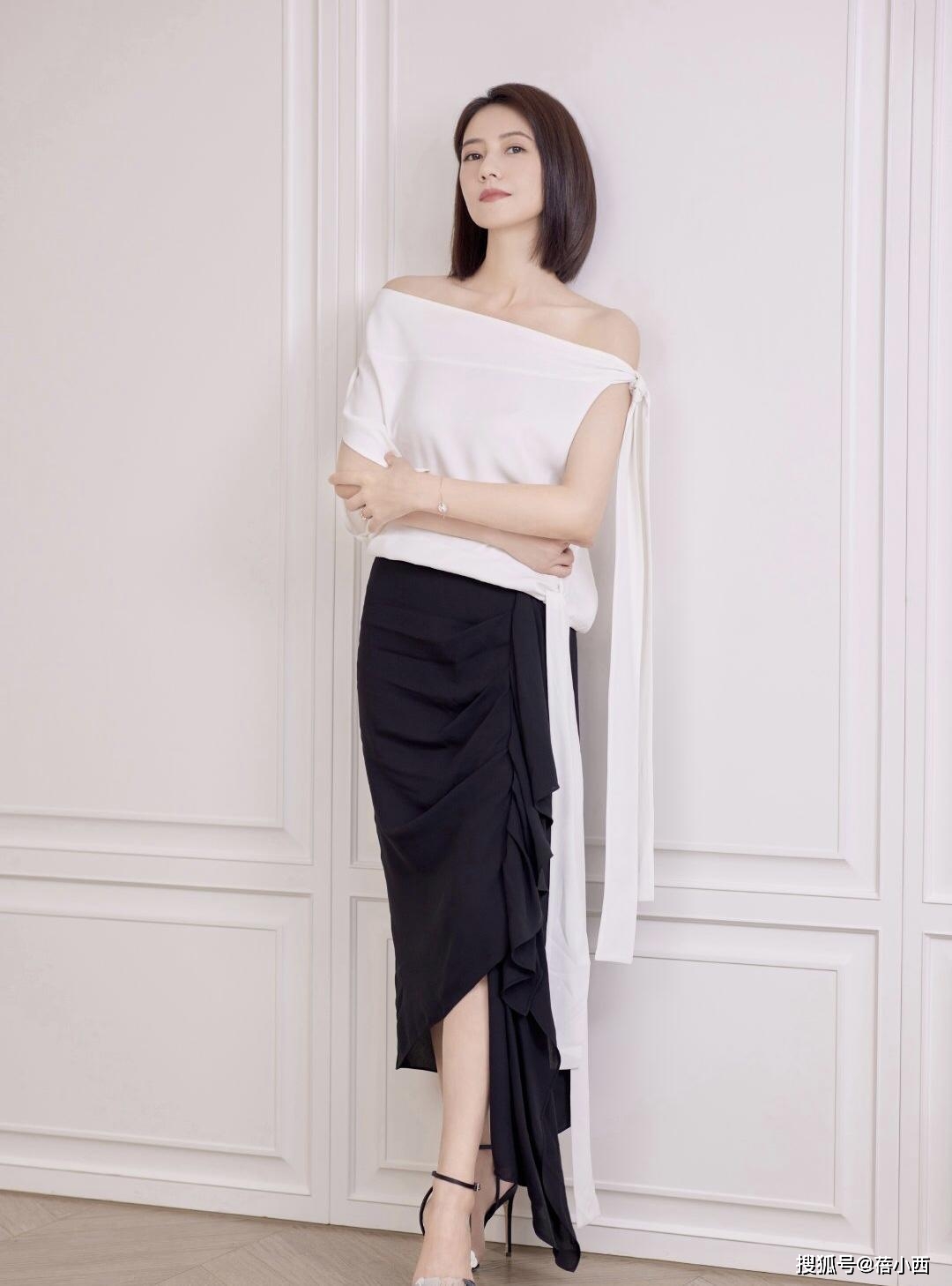 黑色|赵露思如此低调!看完了她的机场穿搭,你才会惊呼黑白配真高级