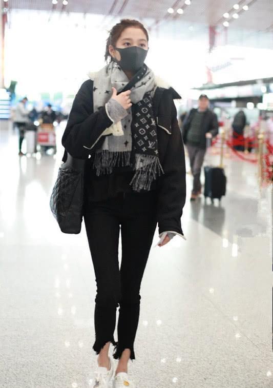 上装|关晓彤穿了件黑色棉服配围巾，穿休闲裤露脚踝，没有认真过冬！