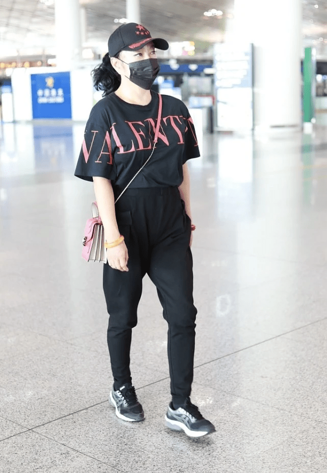 运动鞋|刘晓庆真“不服老”,年近七十依旧很敢穿,造型效果也令人称赞