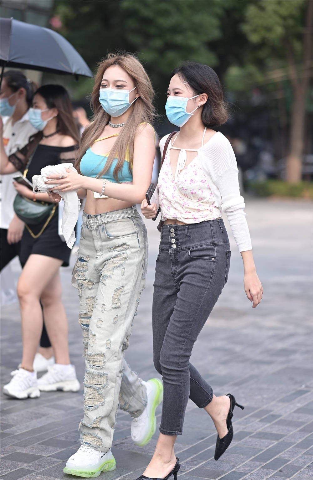 季节|秋天紧身牛仔裤的季节：4位美妹不同牛仔裤配衣服十分简洁又时尚