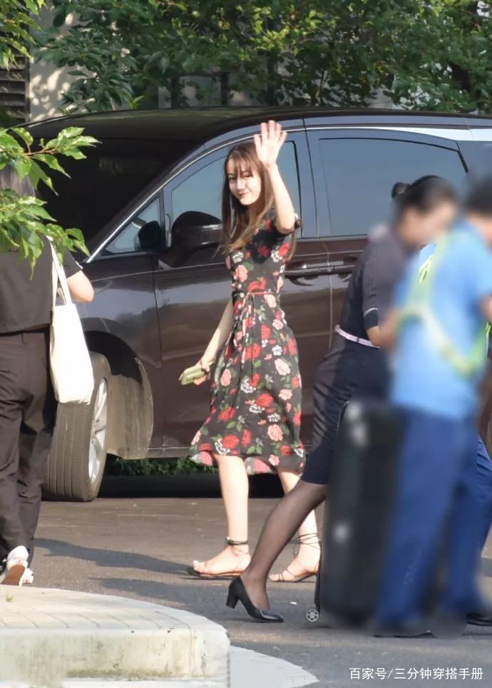 刘海|迪丽热巴太敢穿了吧！土俗配色+奶奶大花，真是有颜任性