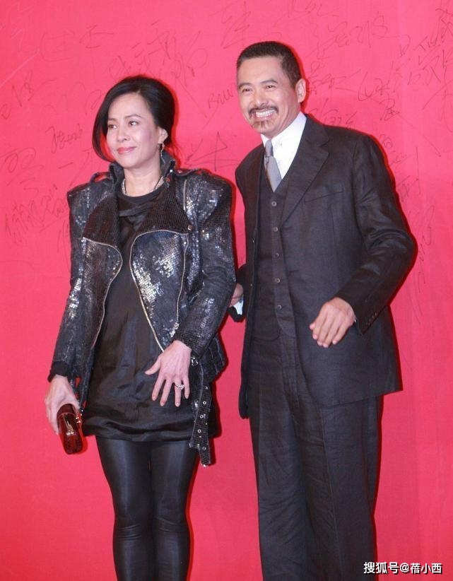 黑色|周润发和陈荟莲携手亮相，穿黑色西装+暗红色礼服，夫妻默契满分